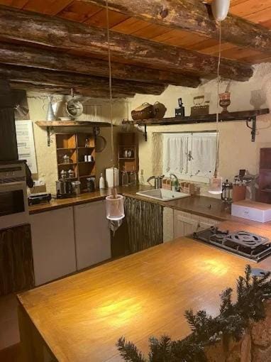 Kitchen or kitchenette, Breakfast, stove