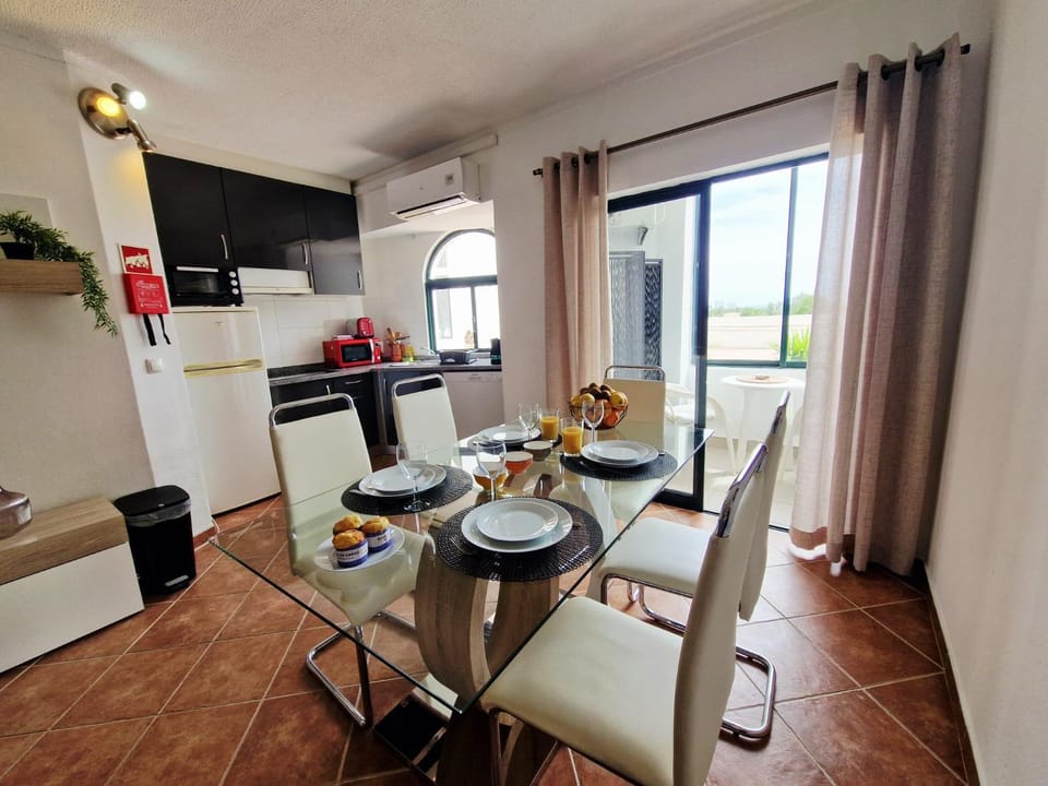 Kitchen or kitchenette, Seating area, Dining area