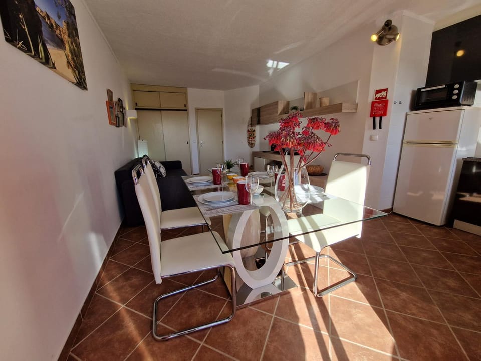 Kitchen or kitchenette, Living room, Seating area, Dining area, minibar, pet friendly, stove