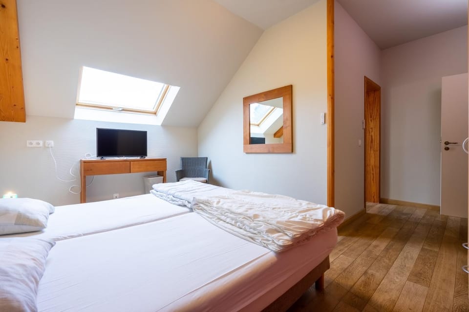 Bed, TV and multimedia, Bedroom