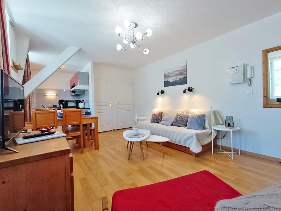 TV and multimedia, Kitchen or kitchenette, Living room, Seating area, Dining area