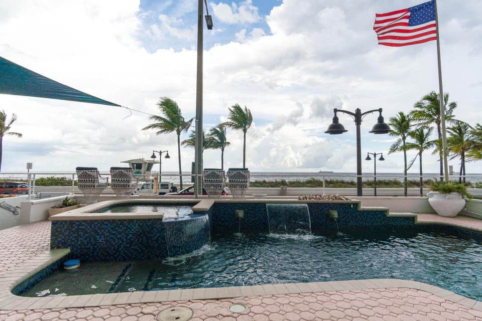 Oceana Blue / Beach Front / Pool / Bar / Relax House in Fort Lauderdale