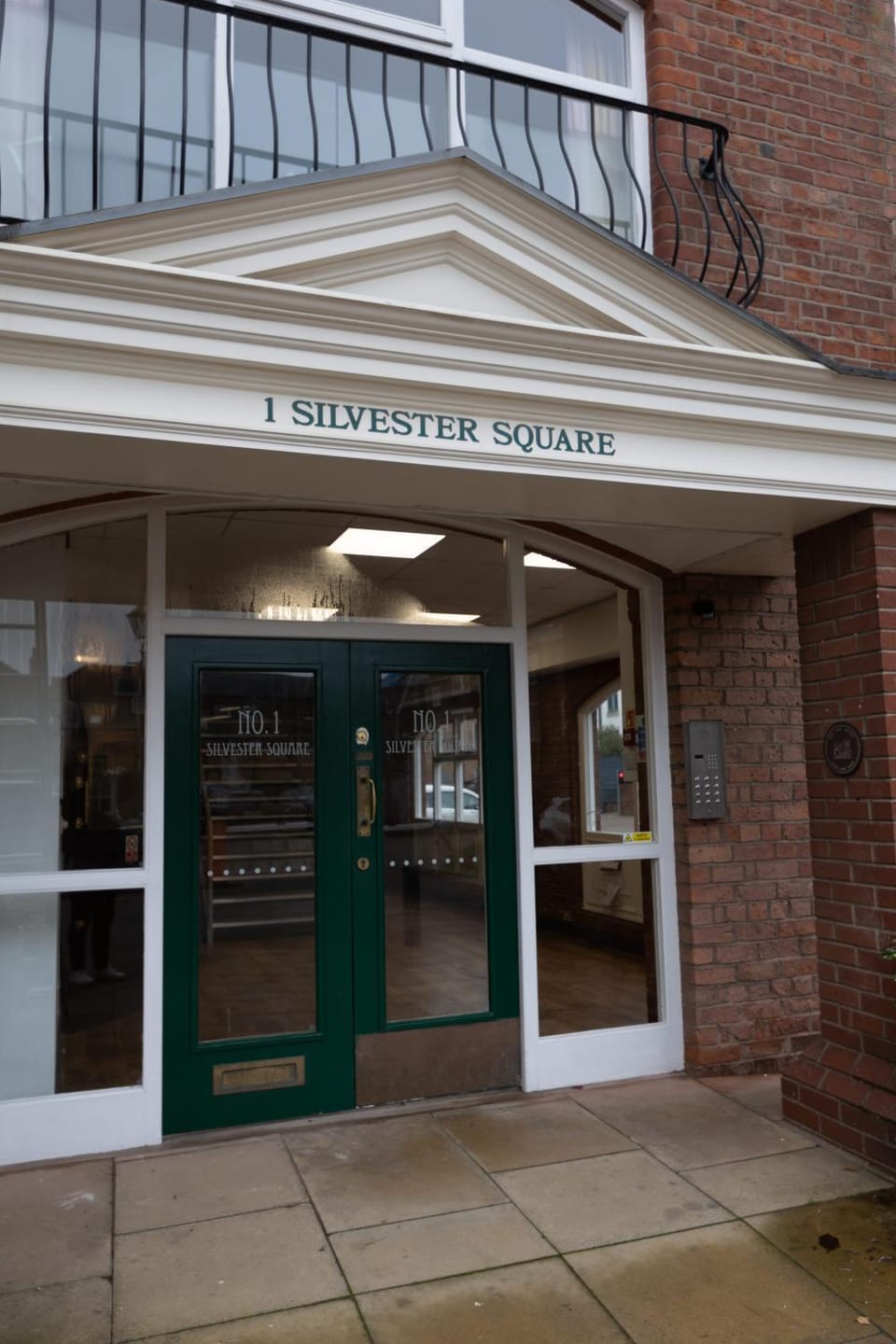 1 Bed City Studio near Theatre and Station Secure Parking Apartment in Hull