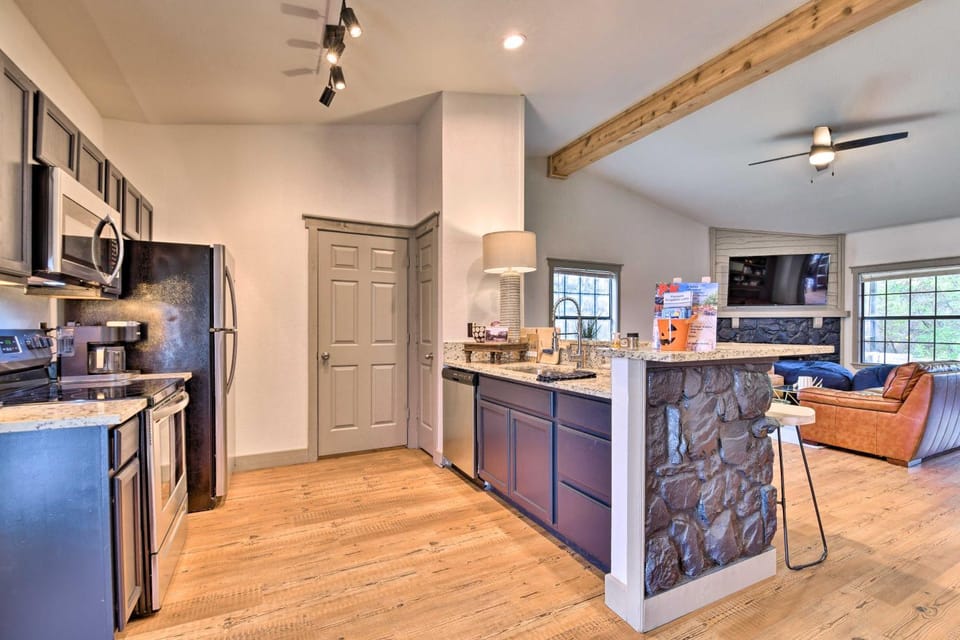 Graford Cabin w/ Rooftop Deck & Lake Views! Cabin in Possum Kingdom Lake