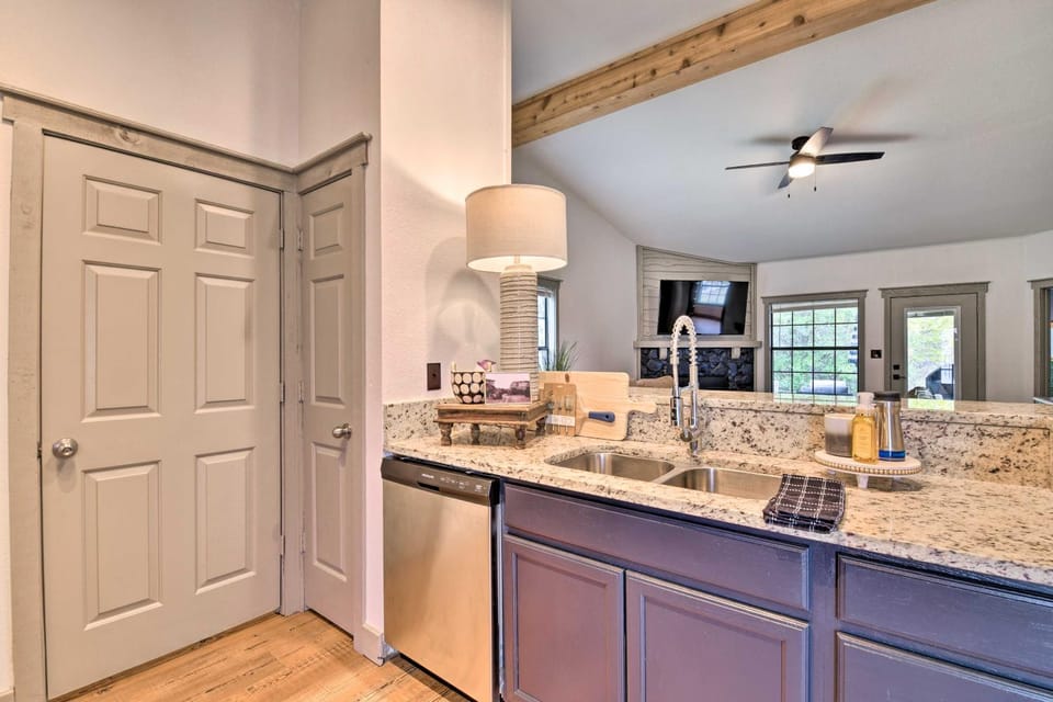 Graford Cabin w/ Rooftop Deck & Lake Views! Cabin in Possum Kingdom Lake