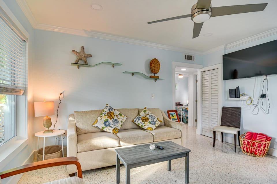Indian Rocks Beach Retreat, Walk to Gulf & Beaches Apartment in Indian Rocks Beach