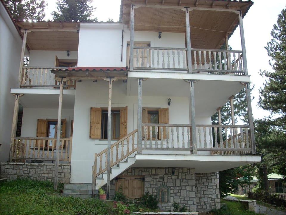 Μεζονέτα στην λίμνη Πλαστήρα House in Peloponnese, Western Greece and the Ionian