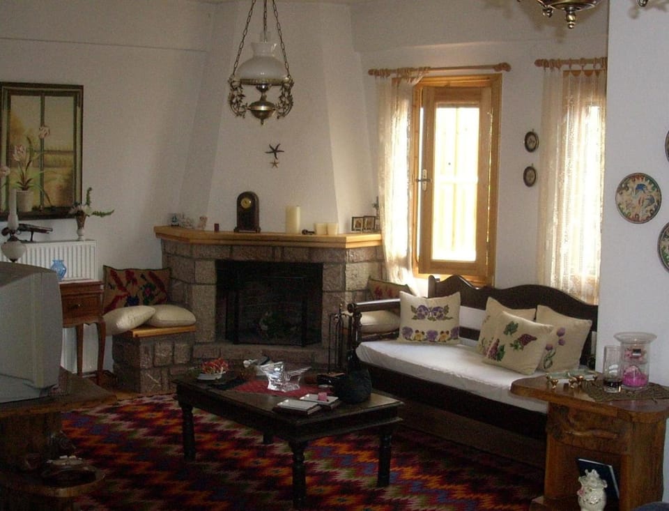 Μεζονέτα στην λίμνη Πλαστήρα House in Peloponnese, Western Greece and the Ionian