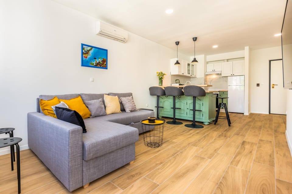 Kitchen or kitchenette, Living room, Seating area, minibar