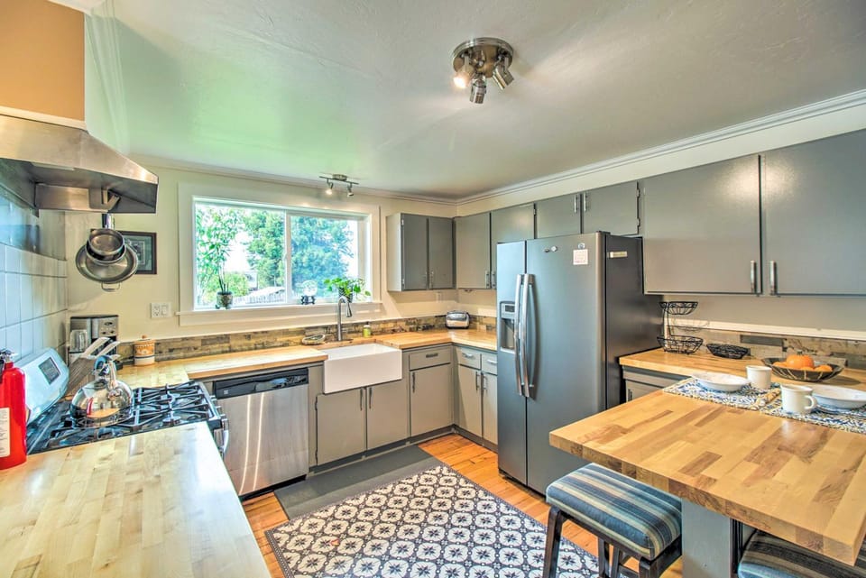 Villa Verona Beach Retreat with Outdoor Space House in Mendocino County