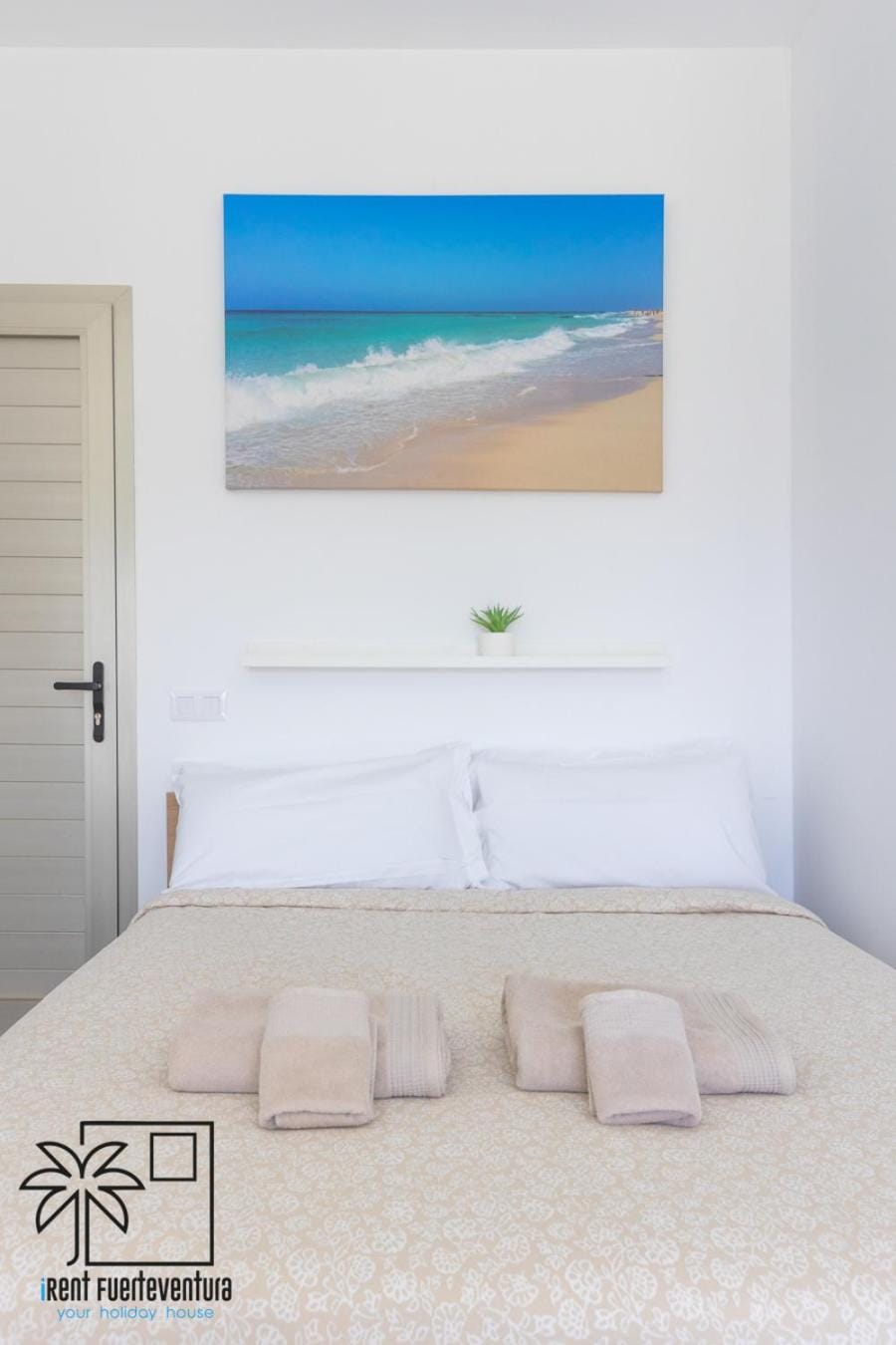 Bed, towels