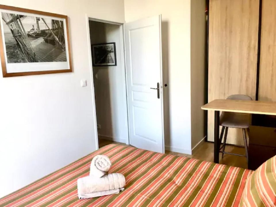 Bed, Photo of the whole room, Bedroom, wardrobe