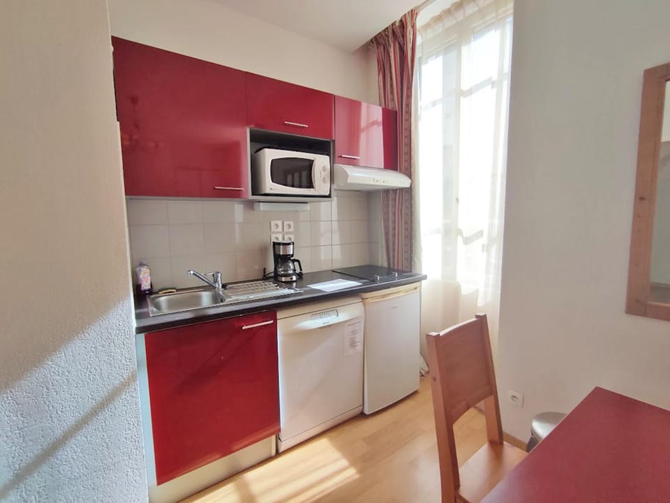 Kitchen or kitchenette, minibar, stove