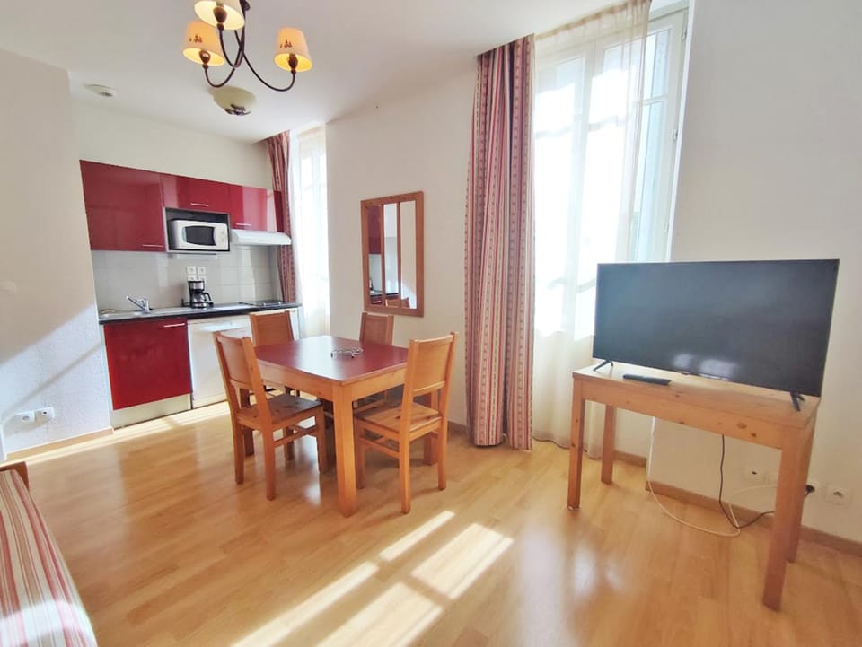 TV and multimedia, Kitchen or kitchenette, Dining area, minibar