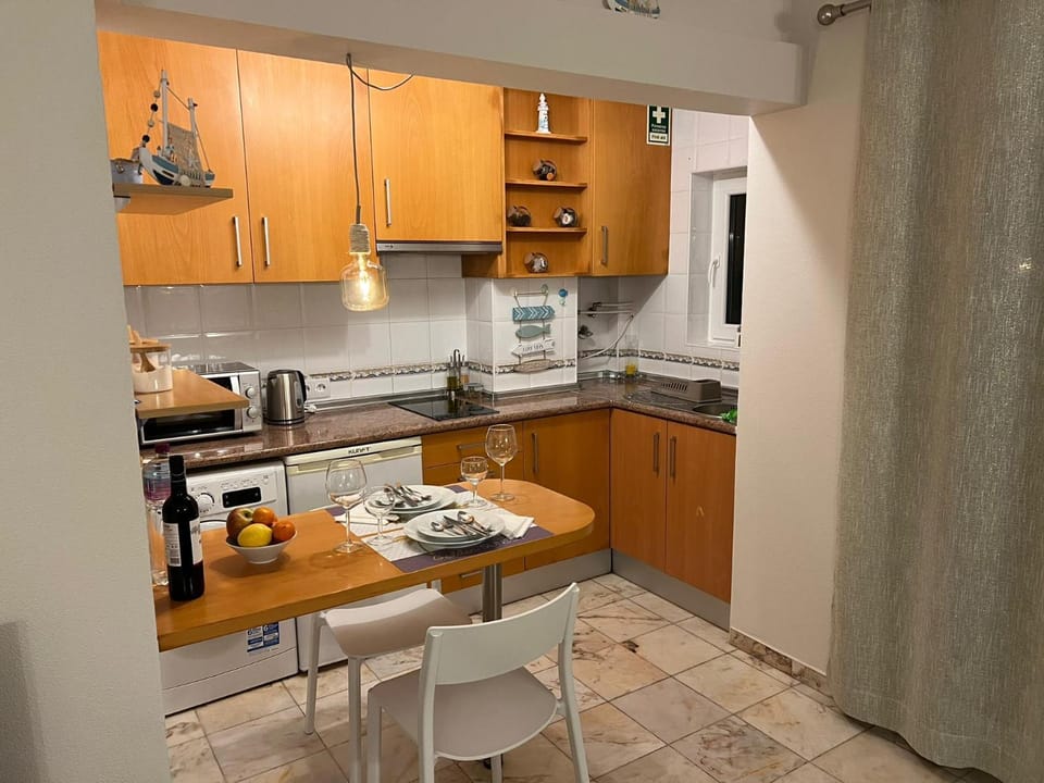 Coffee/tea facilities, Kitchen or kitchenette, Dining area, minibar, toaster