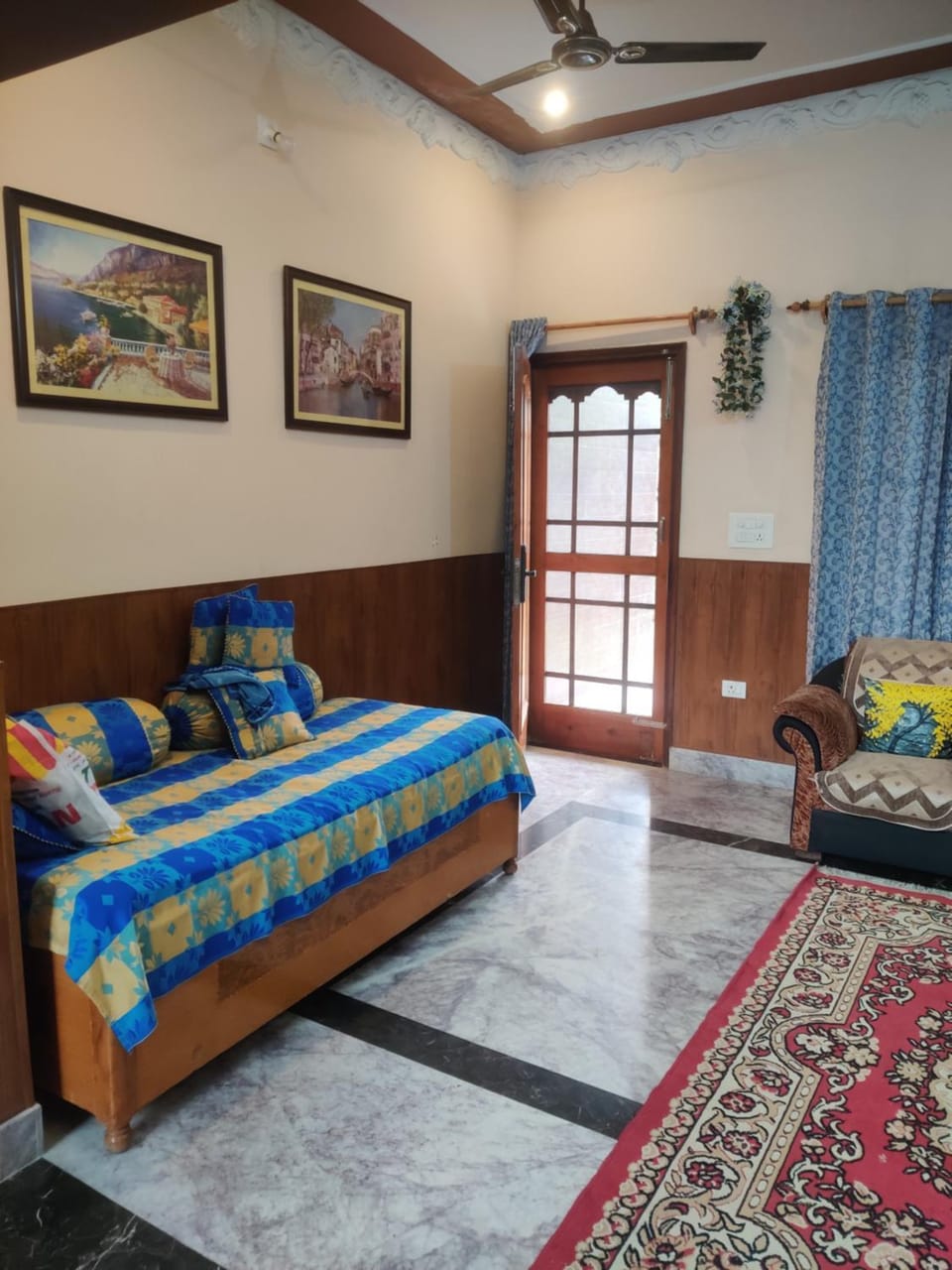 Living room, Photo of the whole room