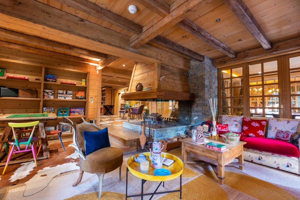 Lounge or bar, fireplace