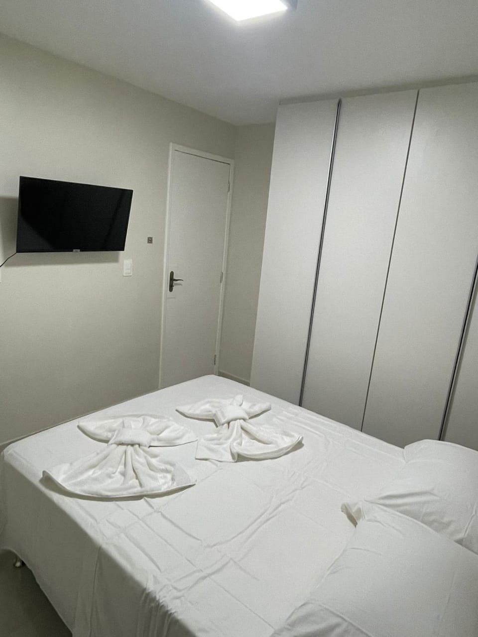 Bed, TV and multimedia, Photo of the whole room, Bedroom, towels, wardrobe