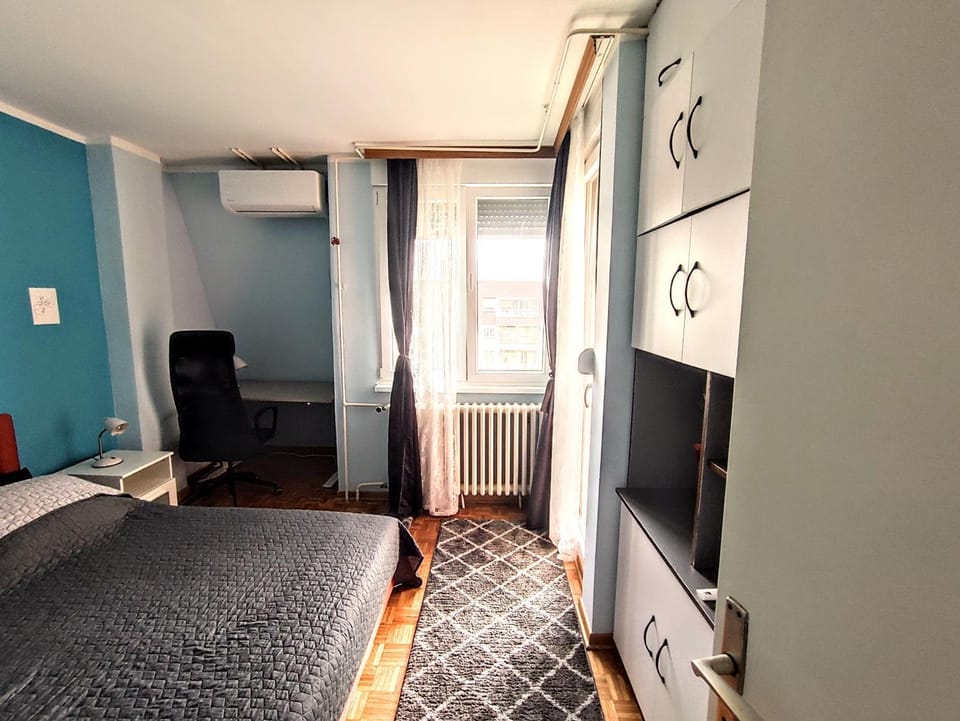 Bed, air conditioner
