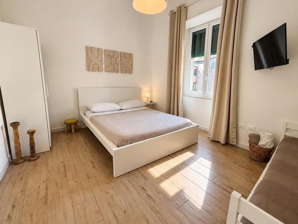 Bed, TV and multimedia, Photo of the whole room, Bedroom, wardrobe