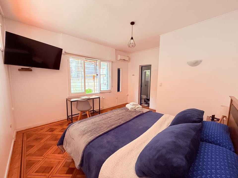 Bed, TV and multimedia, Photo of the whole room, Bedroom