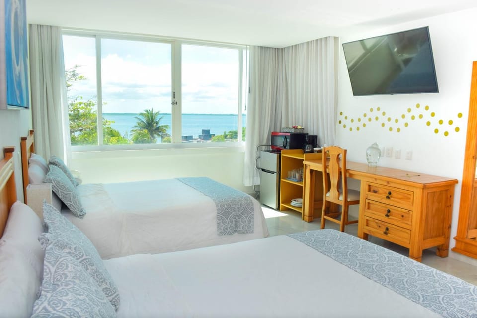 Bed, Natural landscape, TV and multimedia, Photo of the whole room, Bedroom, Lake view, air conditioner