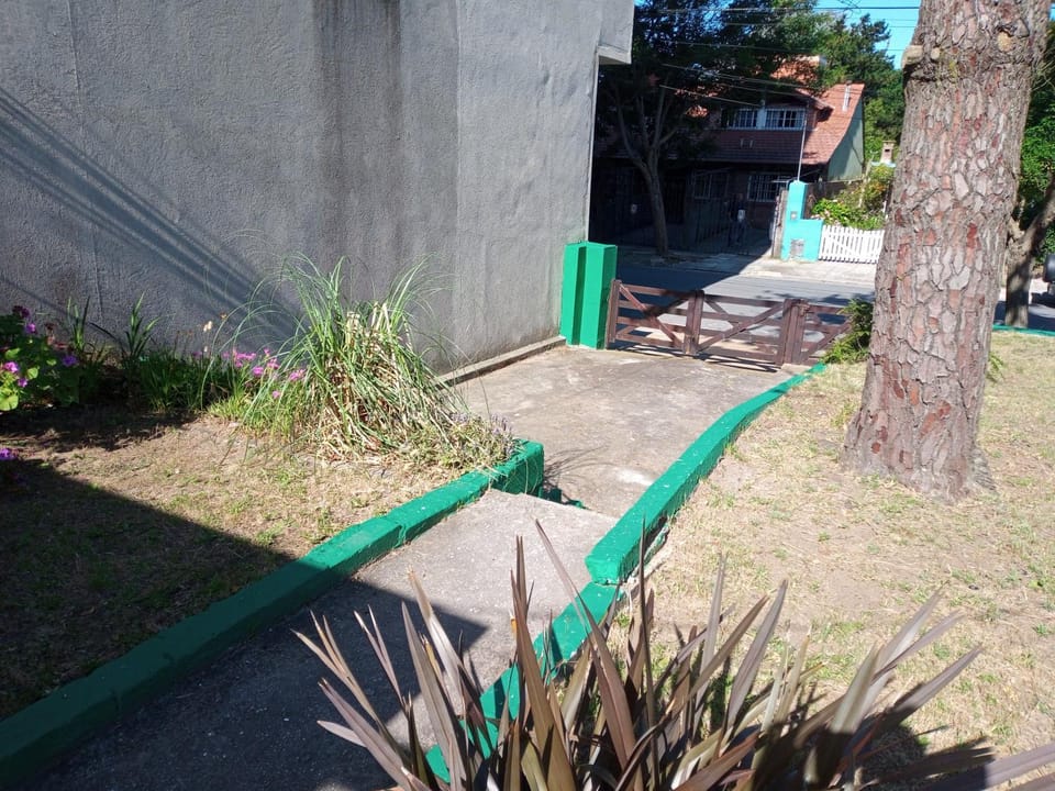 Casa tres ambientes con jardín y estacionamiento Apartment in Mar de Ajó