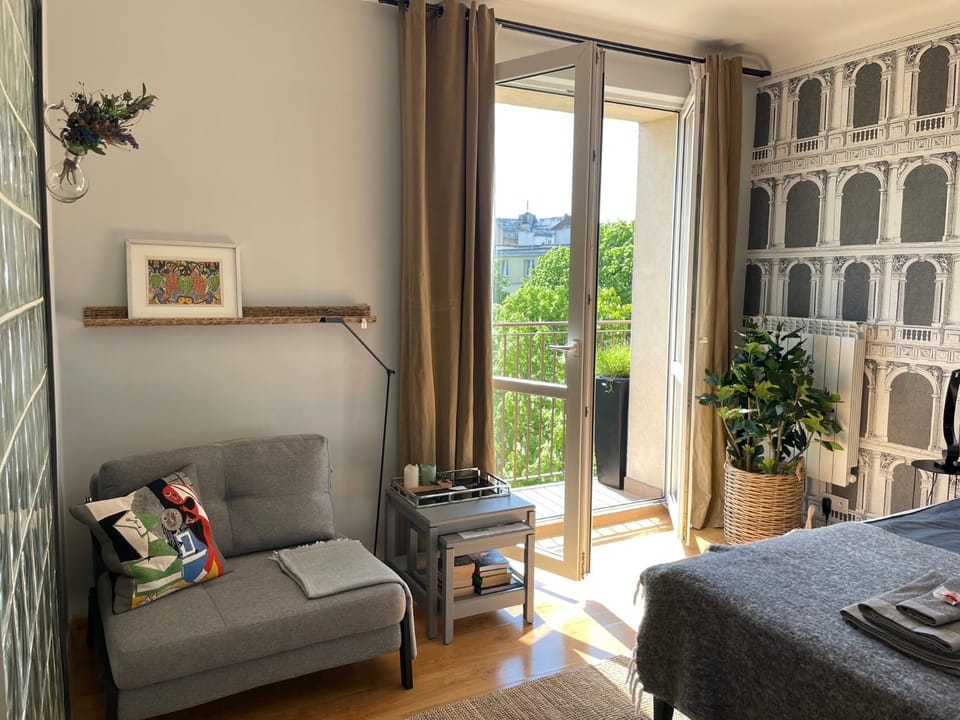 Bed, Photo of the whole room, Seating area, Bedroom