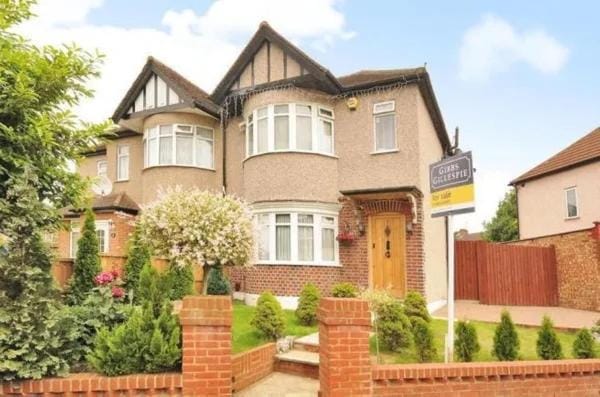 TJ Homes - One double bed room with garden view - Next to tube station Apartment in Pinner