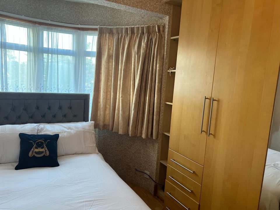 TJ Homes - One double bed room with garden view - Next to tube station Apartment in Pinner