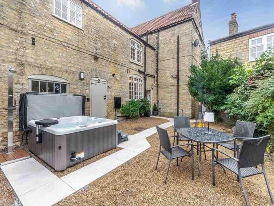 The Retreat-luxury cottage with hot tub (sleeps 4) House in West Lindsey District