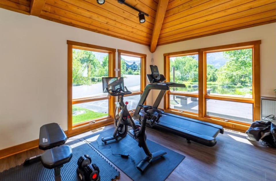 Newly Built Updated 3 Bed 2 and a half bath Creekhouse at Snowcrk Resort 1463 Amazing Mountain Views House in Mammoth Lakes