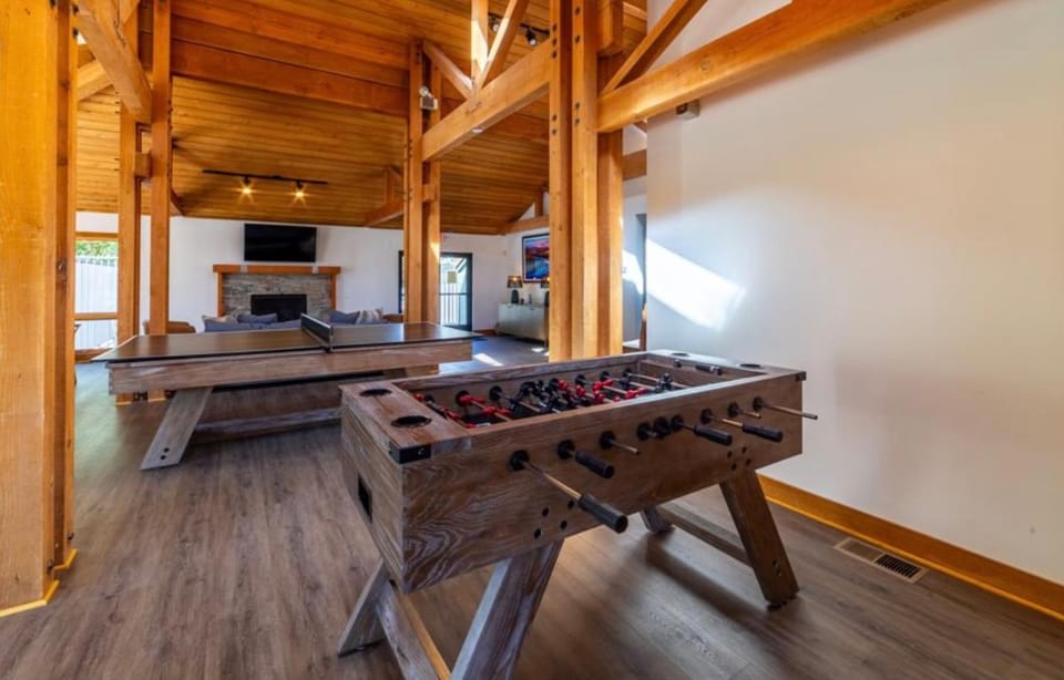 Newly Built Updated 3 Bed 2 and a half bath Creekhouse at Snowcrk Resort 1463 Amazing Mountain Views House in Mammoth Lakes