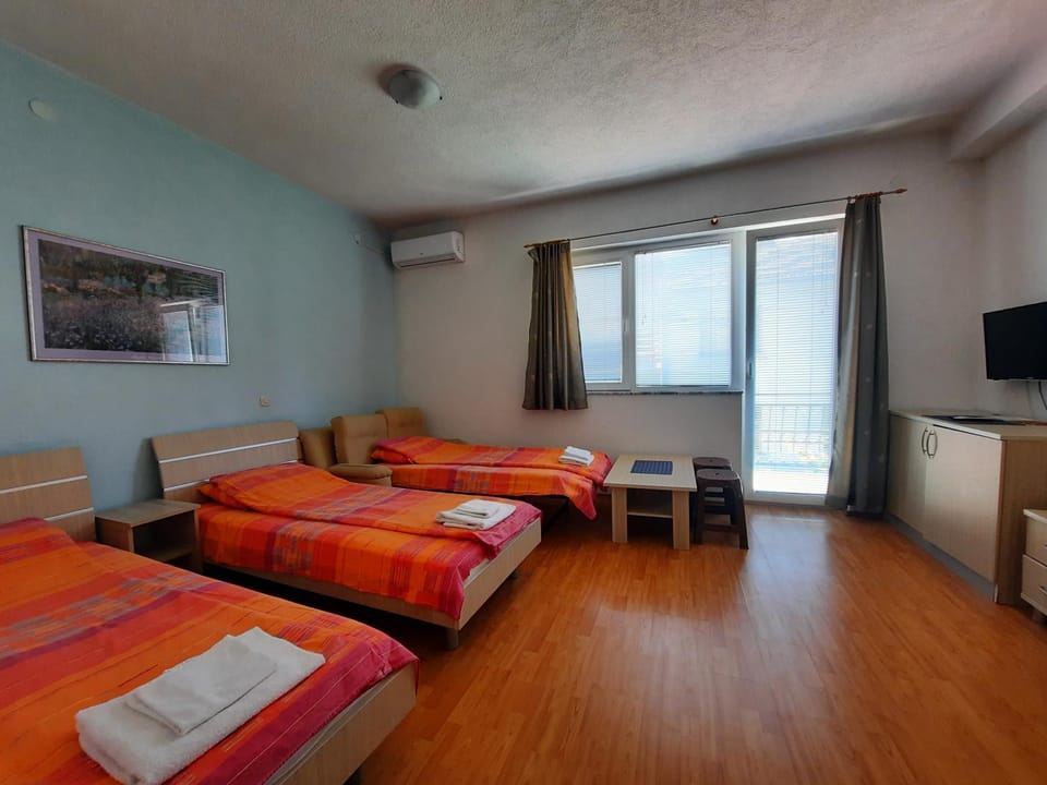 Bed, TV and multimedia, Photo of the whole room