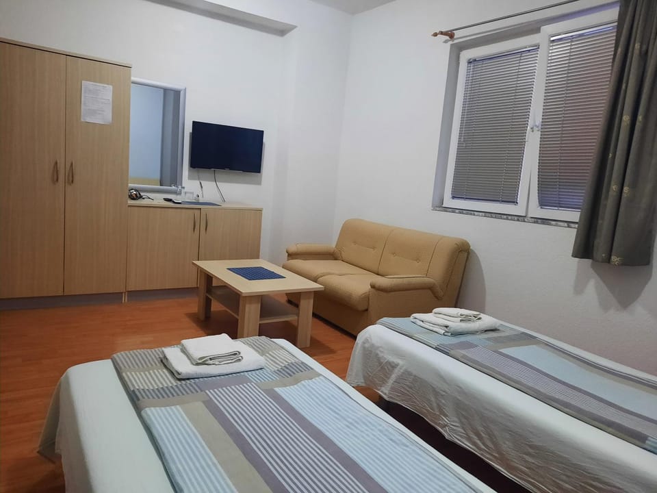 Bed, TV and multimedia, Photo of the whole room, Seating area, Bedroom, hair dresser