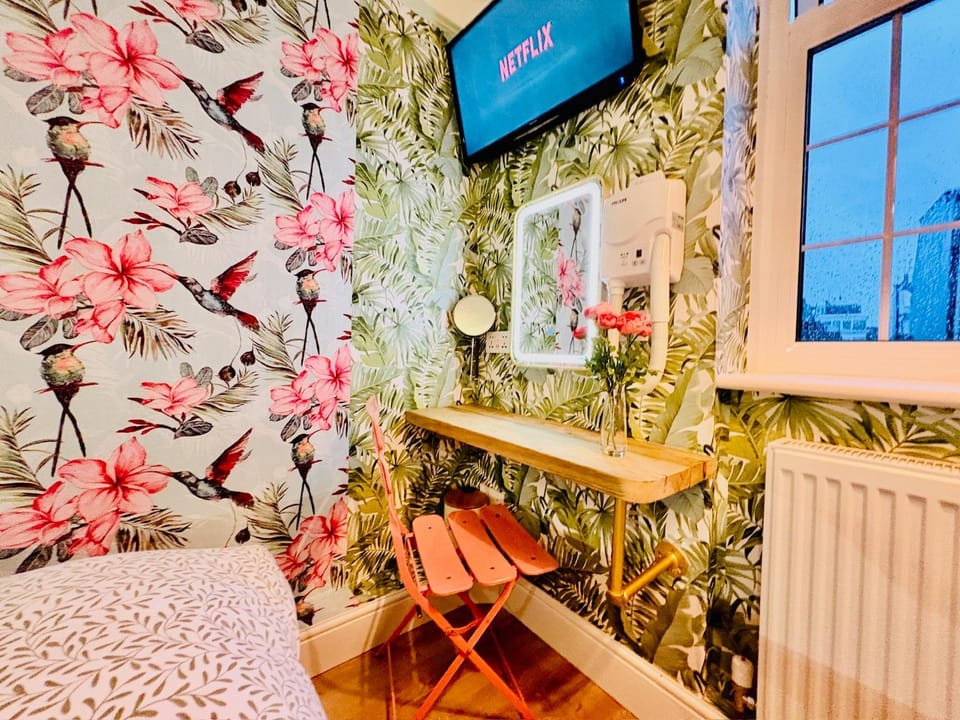TV and multimedia, Dining area, Bedroom, hair dresser