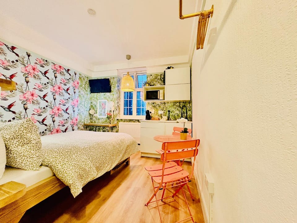 Bed, TV and multimedia, Photo of the whole room, Seating area, Bedroom