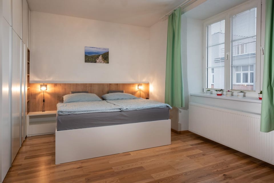 Photo of the whole room, Bedroom