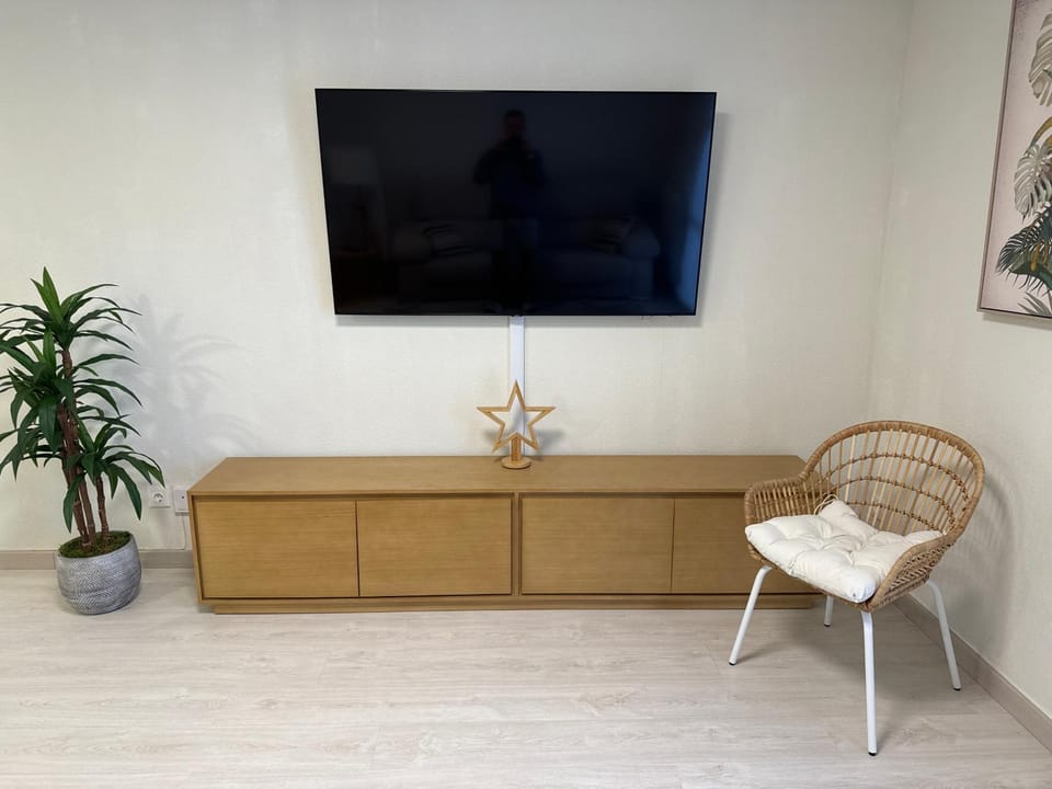 TV and multimedia, Living room, Evening entertainment
