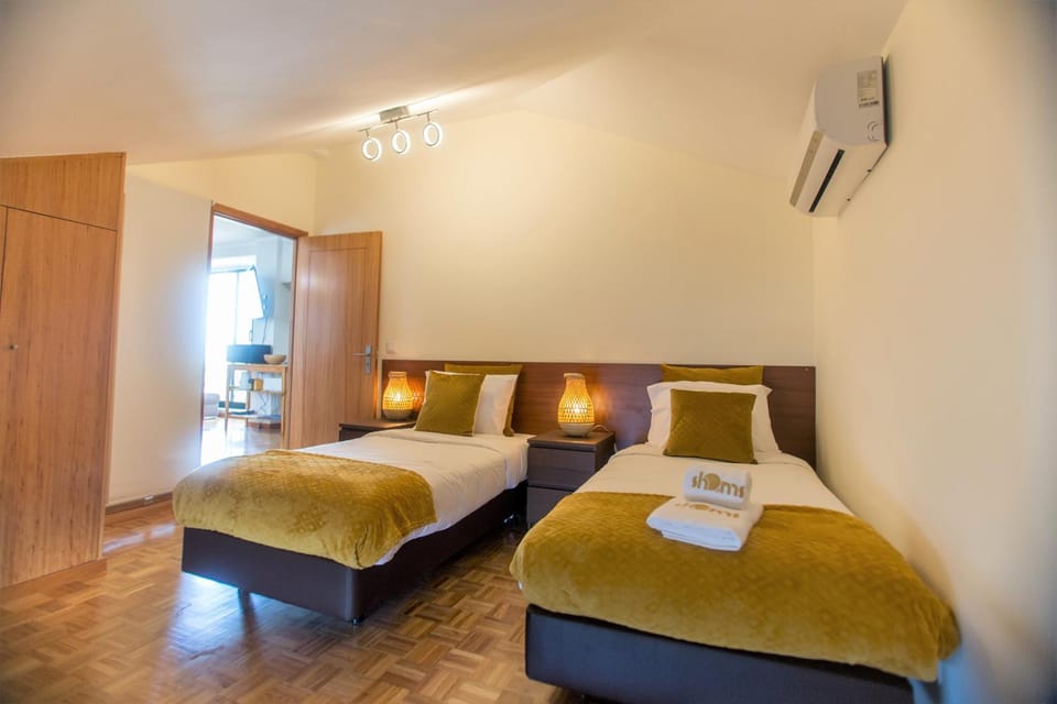 Bed, Bedroom, towels, air conditioner