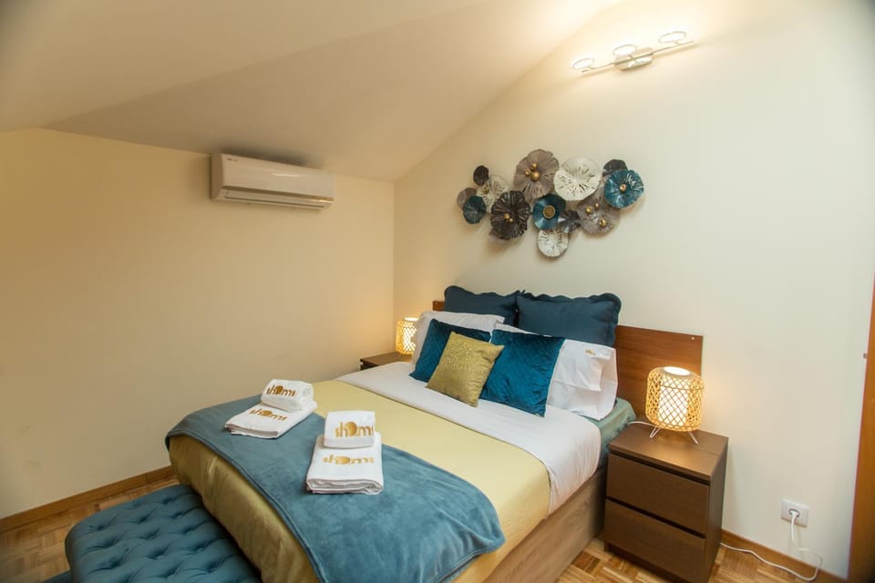 Bed, Bedroom, towels, air conditioner
