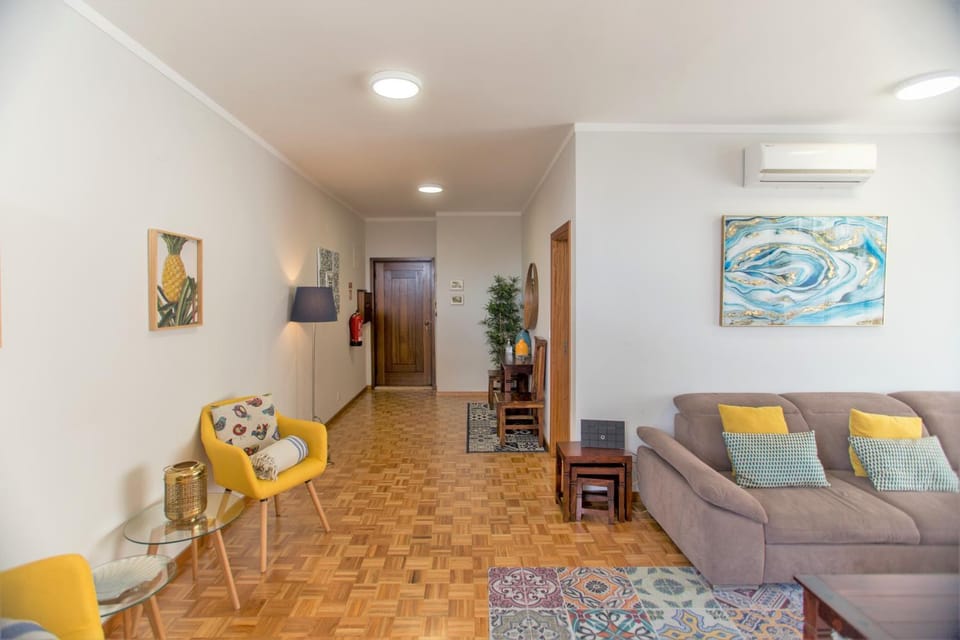 TV and multimedia, Living room, Seating area, air conditioner