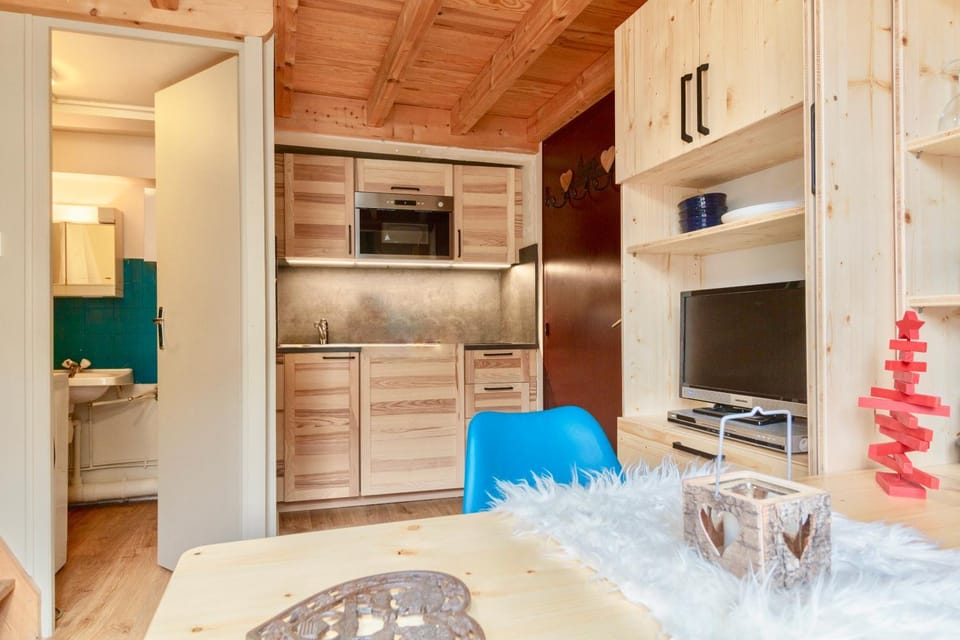 Kitchen or kitchenette, minibar, stove