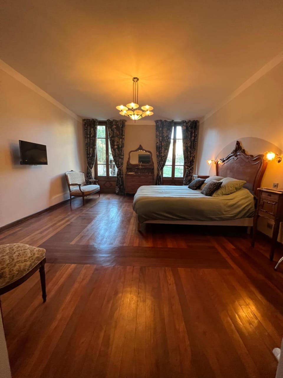 Photo of the whole room, Bedroom