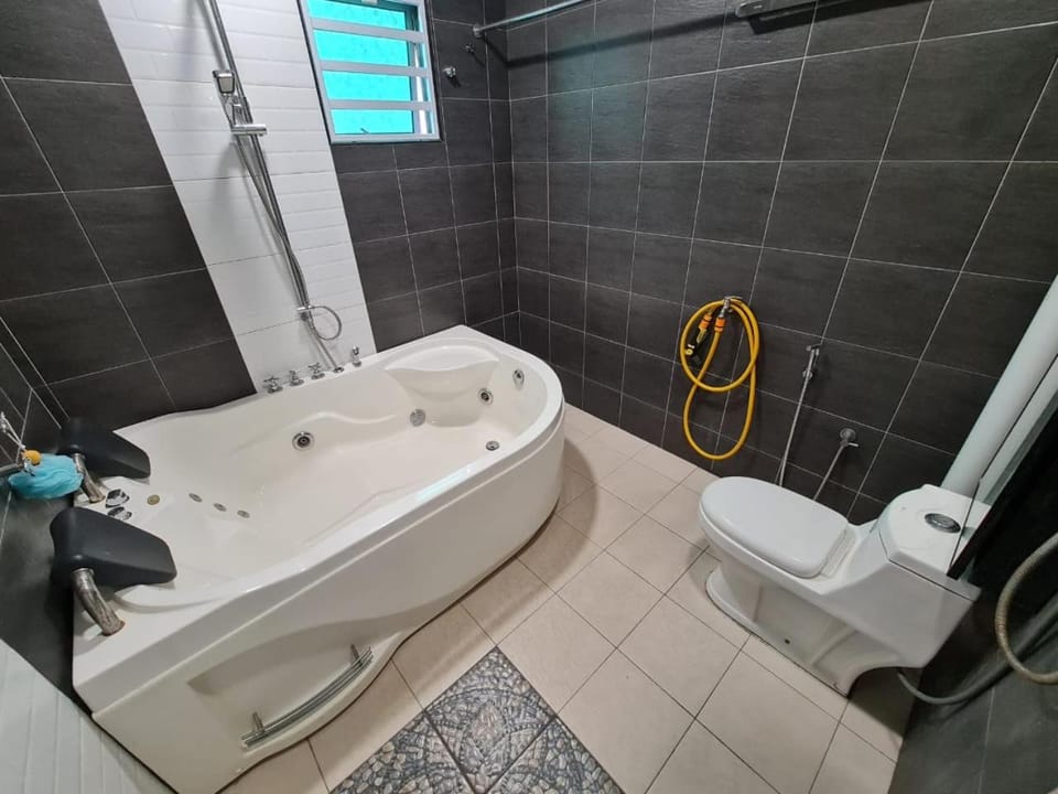HOMESTAY EPOH MANJOI WITH PRIVATE POOL AND JACUZZI House in Ipoh