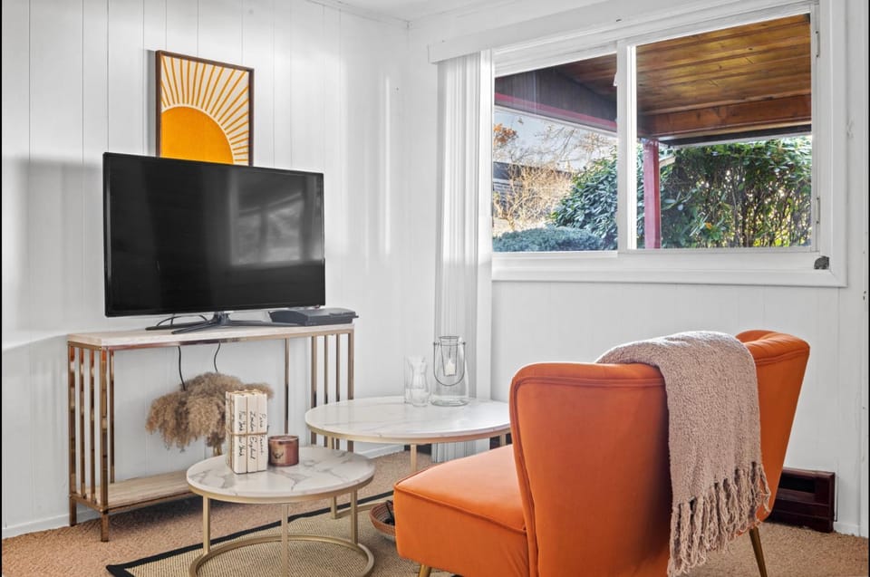 Cheerful Studio Getaway/Garden/By Lake State Park. Apartment in Long Island