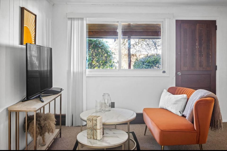 Cheerful Studio Getaway/Garden/By Lake State Park. Apartment in Long Island