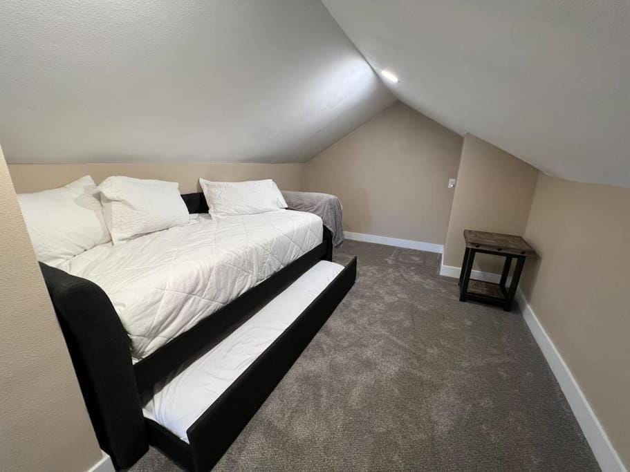 Snug, neighborly home perfect for your small group House in Billings