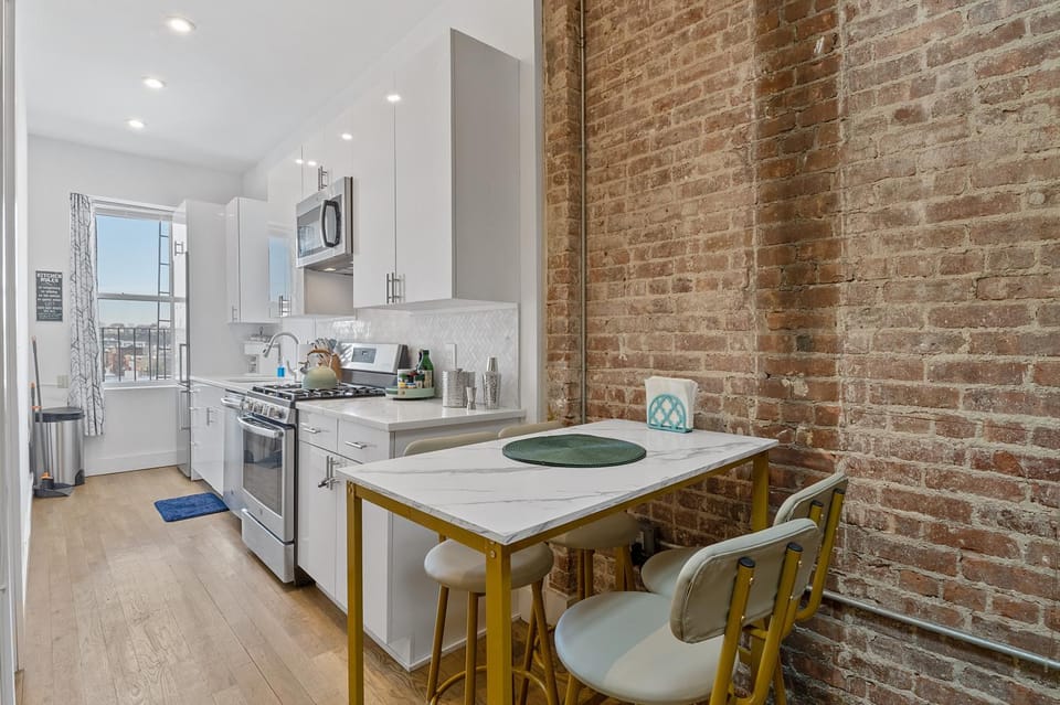 Kitchen or kitchenette, Dining area, dishwasher, minibar, oven, stove, toaster