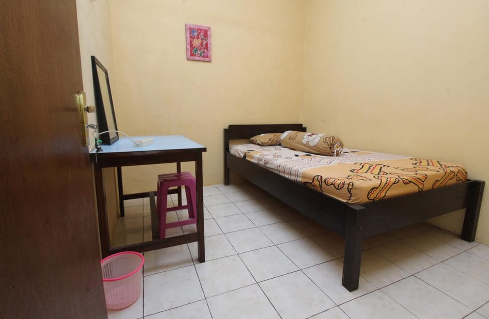 Bedroom, Quiet street view